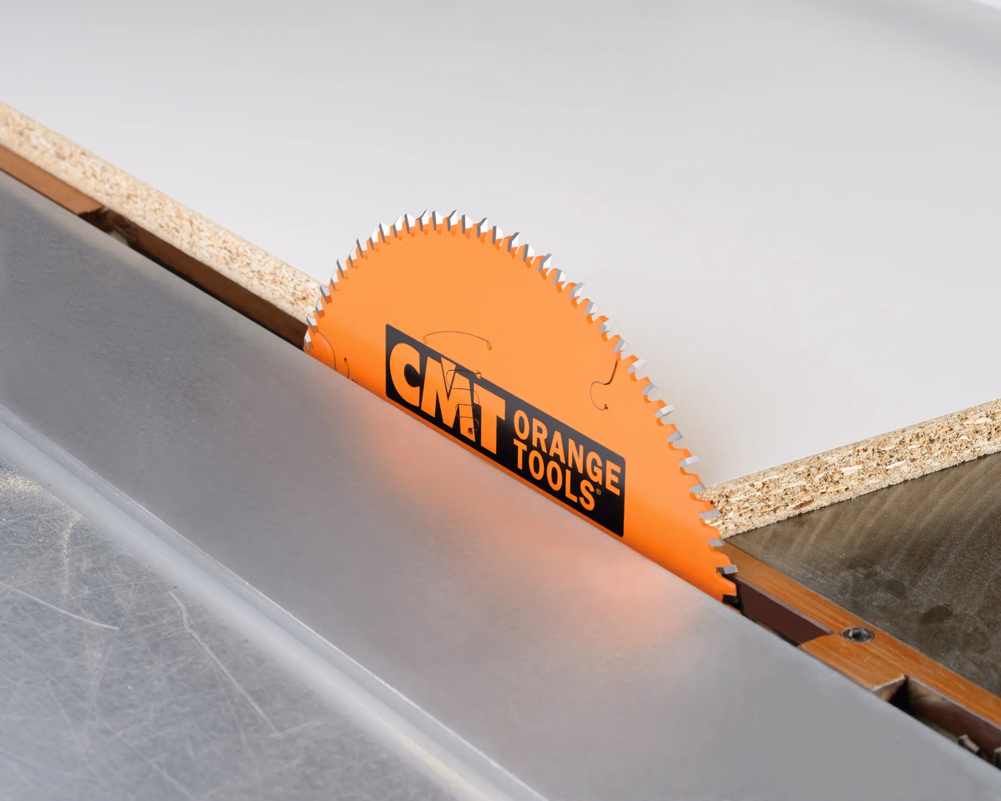 CMT-cirkelzaagblad zaagt door een met melamine beklede plaat