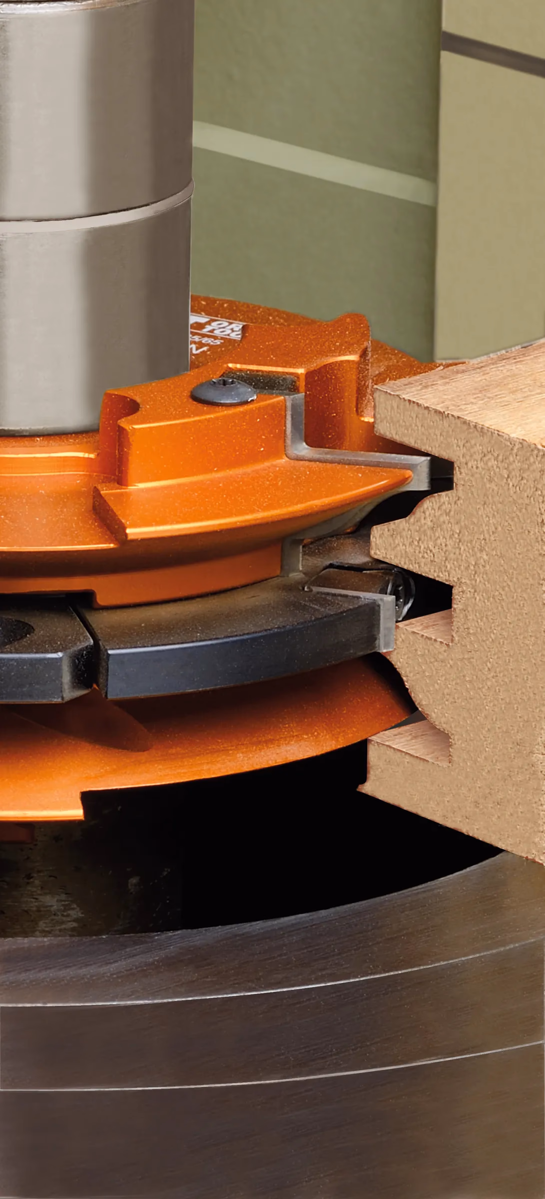 Profielfreeskop bewerkt een houten lat op een freesmachine