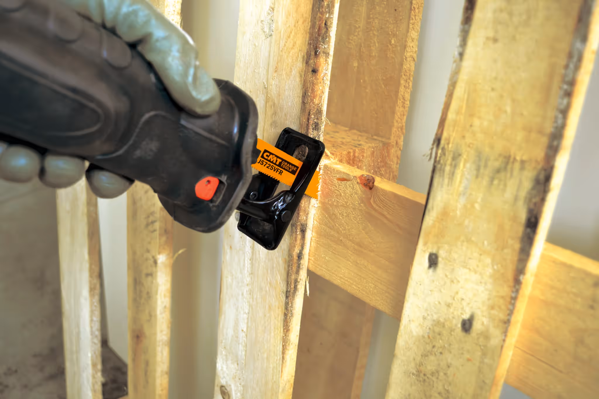 Reciprozaag met CMT-zaagblad zaagt door het hout van een pallet