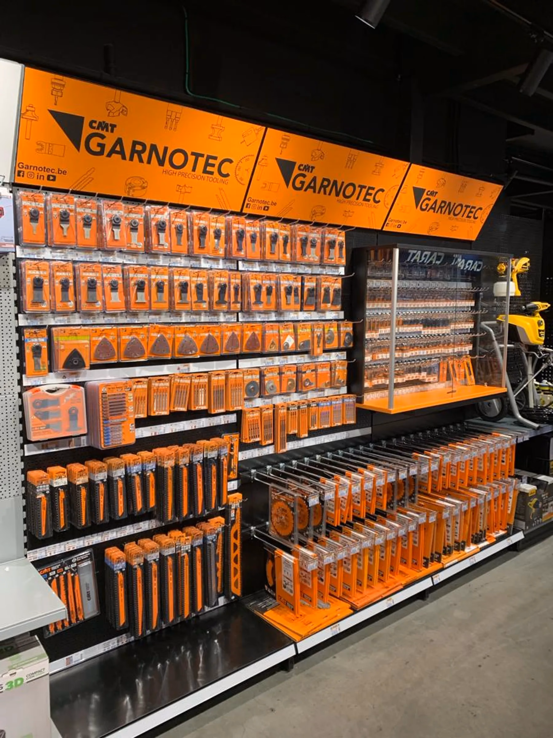 Garnotec-wanddisplay met CMT-frezen en zaagbladen