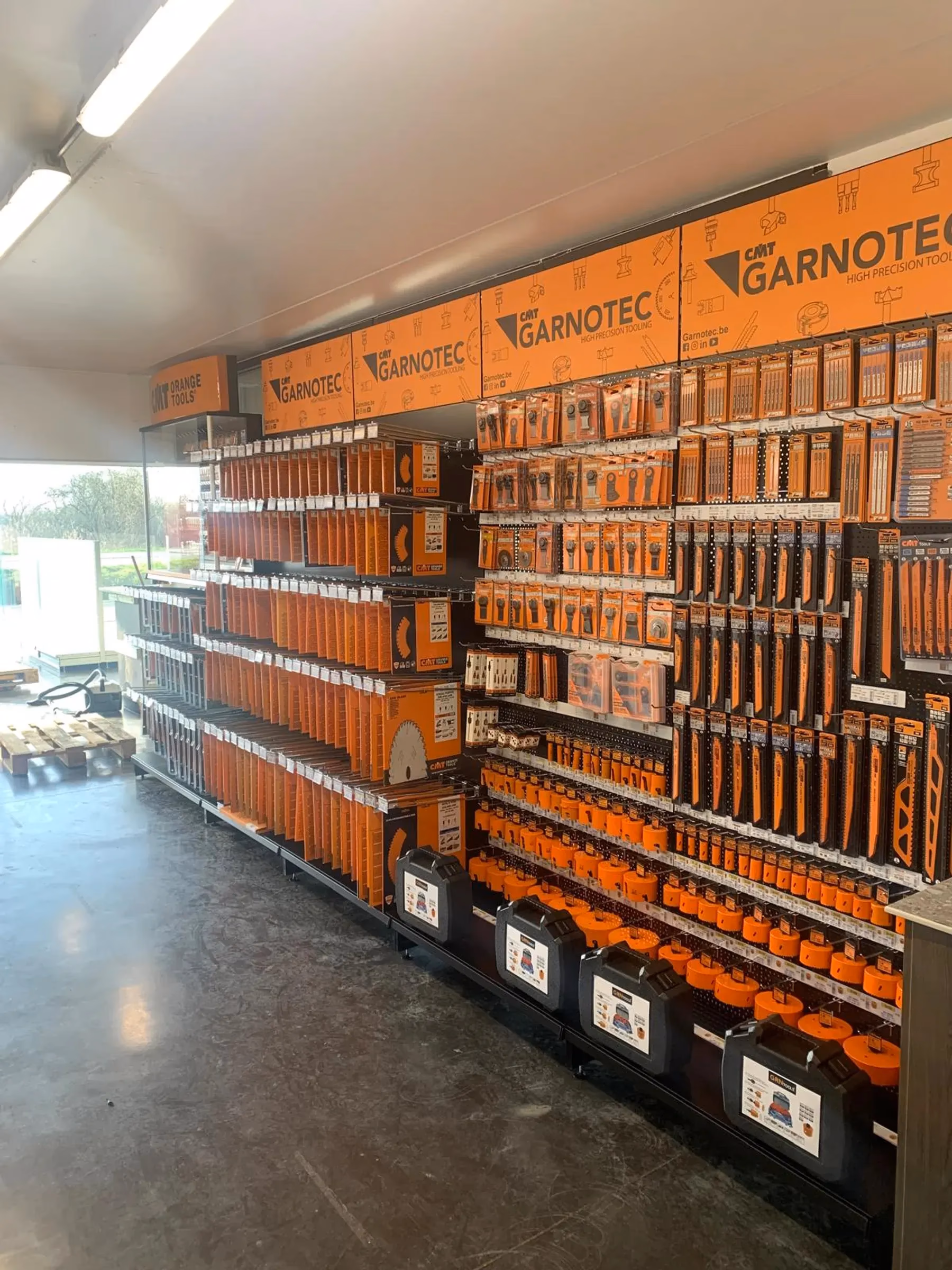 Lange wand met Garnotec-displays vol CMT-gereedschap